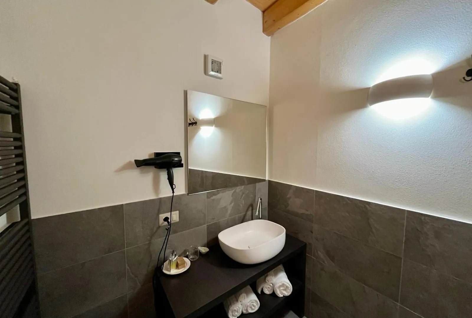 La Corte del Governo 565 Lezzeno Bed & Breakfast